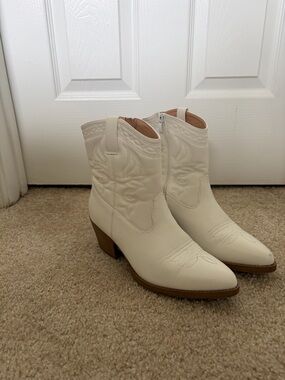 Size 8 White Cowboy Boots